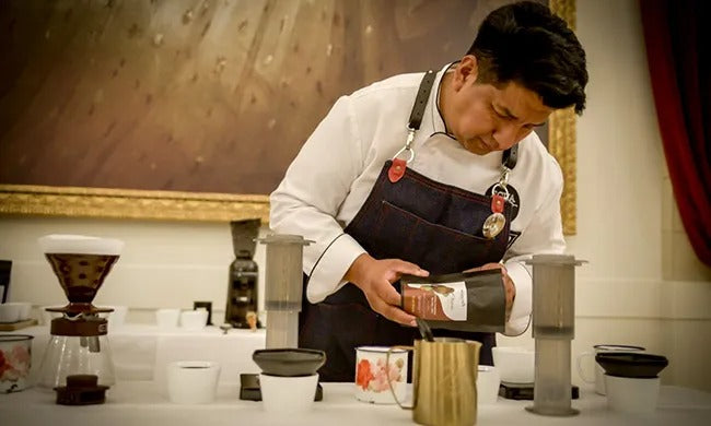 Barista bereitet Spezialkaffee